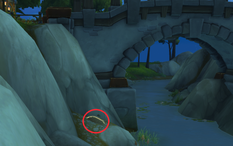 Holztisch mit Tischläufer